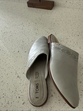 TOMS Women's Slip-On Mule in Light Gray